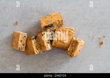 Blondie Brownies mit Erdnussbutter und weiße Schokolade. Hausgemachten, köstlichen Dessert. Stockfoto