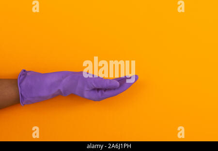 Die schwarze Frau Hand in Gummi Schutzhandschuh demonstrieren unsichtbares Objekt Stockfoto