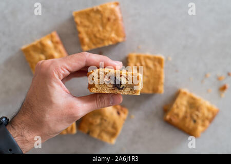 Blondie Brownies mit Erdnussbutter und weiße Schokolade. Hausgemachten, köstlichen Dessert. Stockfoto