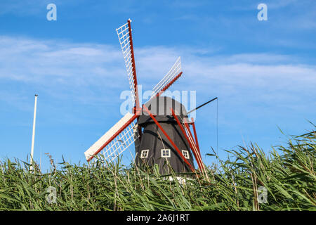 Alte Windmühle auf Mando Island, Dänemark am 27. Juli 2019 Mand¿ gehört zu den Dänischen Wattenmeerinseln vor der Südwestküste von Jütland, Dänemark im Wattenmeer (Nordsee). Die Insel hat eine Fläche von 7,63 Quadratkilometern und hat 40 Einwohner. © Michal Fludra/Alamy leben Nachrichten Stockfoto