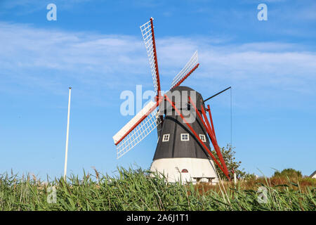 Alte Windmühle auf Mando Island, Dänemark am 27. Juli 2019 Mand¿ gehört zu den Dänischen Wattenmeerinseln vor der Südwestküste von Jütland, Dänemark im Wattenmeer (Nordsee). Die Insel hat eine Fläche von 7,63 Quadratkilometern und hat 40 Einwohner. © Michal Fludra/Alamy leben Nachrichten Stockfoto