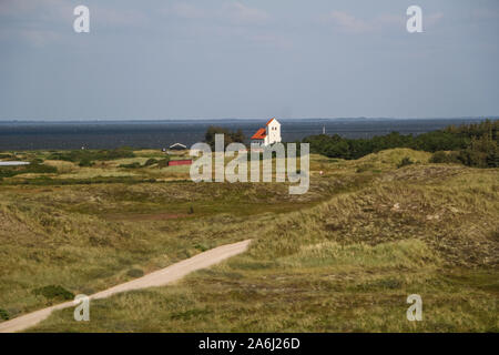 Sanddünen von der Gras bedeckt sind in der Nähe von Hvide Sande, Dänemark am 27. Juli 2019 © Michal Fludra/Alamy Live Nachrichten gesehen Stockfoto