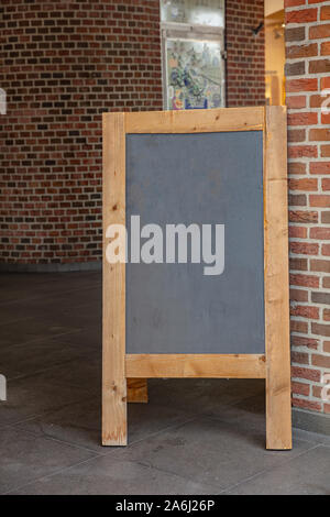 Menü Vorlage, Tafel mit Holzrahmen im Freien auf einem Bürgersteig leer, kopieren Raum Stockfoto