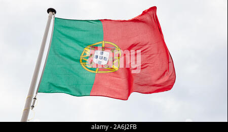 Portugal Flagge. Portugiesischen nationalen Zeichen und Symbol winken auf einem Fahnenmast gegen bewölkter Himmel Hintergrund Stockfoto