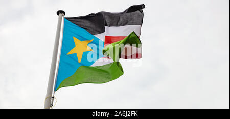 Der Süden des Sudan Flagge. Der Süden des Sudan nationalen Zeichen und Symbol winken auf einem Fahnenmast gegen bewölkter Himmel Hintergrund Stockfoto