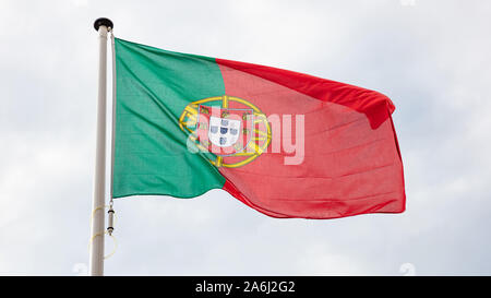Portugal Flagge. Portugiesischen nationalen Zeichen und Symbol winken auf einem Fahnenmast gegen bewölkter Himmel Hintergrund Stockfoto