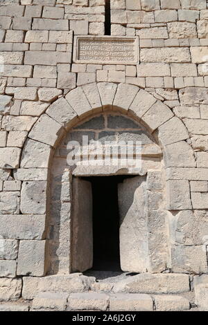 Steintüren, Qasr Al Azraq, Wüstenschloss in römischer Zeit, Gouvernement Zarqa, Jordanien, Naher Osten Stockfoto