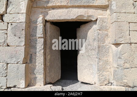 Steintüren, Qasr Al Azraq, Wüstenschloss in römischer Zeit, Gouvernement Zarqa, Jordanien, Naher Osten Stockfoto