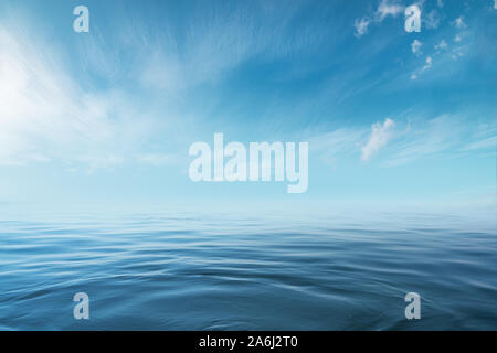 Blaue Meer oder Ozean mit sonnigen und bewölktem Himmel. Stockfoto
