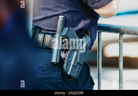 Manhattan 2019. Hinter der Polizei mit Gewehr Riemen Stockfoto