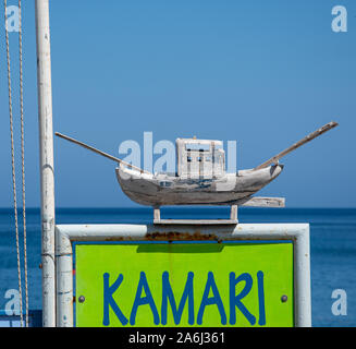 Kamari, Griechenland - 14 Juli 2019: eine kleine Nachbildung von einem Fischerboot als Zeichen für eine Bootstour unternehmen auf Kamari Dock verwendet Stockfoto