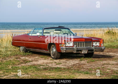 Red Cadillac Eldorado ist während der jeden Montag retro Autos Besitzer treffen auf dem öffentlichen Strand von Hevringholm gesehen, Dänemark am 29. Juli 2019 © Michal Fludra/Alamy leben Nachrichten Stockfoto