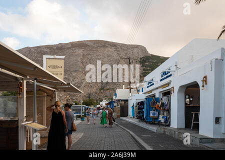 Kamari, Griechenland - 14 Juli 2019: Touristen und Käufer wandern zwischen den Geschäften und Restaurants entlang der Strandpromenade Straße Stockfoto