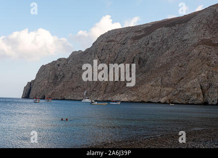 Kamari, Griechenland - 14 Juli 2019: Zwei Urlauber schwimmen im Wasser der Ägäis mit mehreren Sportboote hinter Ihnen günstig weg von Kamari. Stockfoto