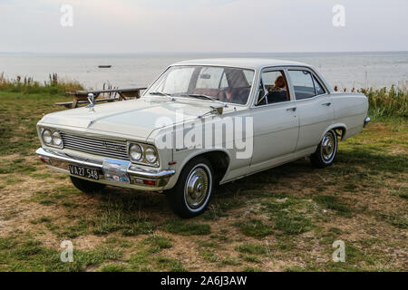 Weiß Vauxhall Cresta ist während der jeden Montag retro Autos Besitzer treffen auf dem öffentlichen Strand von Hevringholm gesehen, Dänemark am 29. Juli 2019 © Michal Fludra/Alamy leben Nachrichten Stockfoto