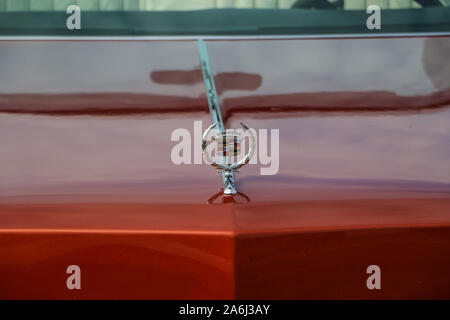 Red Cadillac Eldorado Logo auf der Motorhaube ist während der jeden Montag retro Autos Besitzer treffen auf dem öffentlichen Strand von Hevringholm gesehen, Dänemark am 29. Juli 2019 © Michal Fludra/Alamy leben Nachrichten Stockfoto