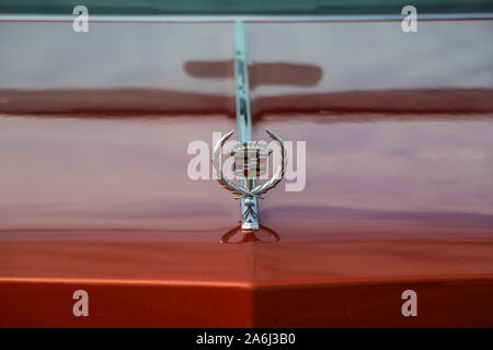 Red Cadillac Eldorado Logo auf der Motorhaube ist während der jeden Montag retro Autos Besitzer treffen auf dem öffentlichen Strand von Hevringholm gesehen, Dänemark am 29. Juli 2019 © Michal Fludra/Alamy leben Nachrichten Stockfoto