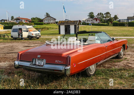 Red Cadillac Eldorado ist während der jeden Montag retro Autos Besitzer treffen auf dem öffentlichen Strand von Hevringholm gesehen, Dänemark am 29. Juli 2019 © Michal Fludra/Alamy leben Nachrichten Stockfoto