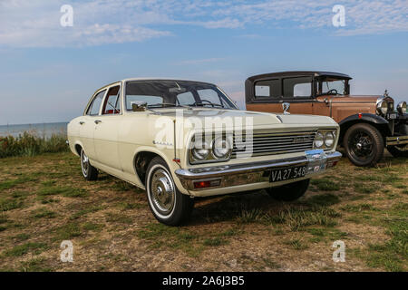 Vauxhall Cresta und Ford Modell A während der jeden Montag retro Autos Besitzer treffen auf dem öffentlichen Strand von Hevringholm gesehen werden, Dänemark am 29. Juli 2019 © Michal Fludra/Alamy leben Nachrichten Stockfoto