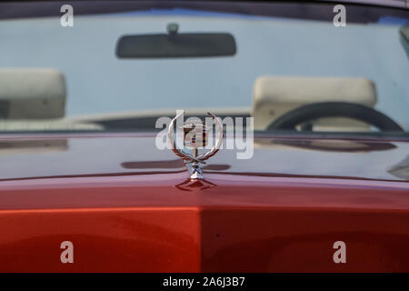 Red Cadillac Eldorado Logo auf der Motorhaube ist während der jeden Montag retro Autos Besitzer treffen auf dem öffentlichen Strand von Hevringholm gesehen, Dänemark am 29. Juli 2019 © Michal Fludra/Alamy leben Nachrichten Stockfoto
