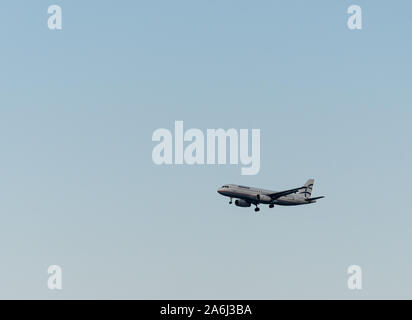 Kamari, Griechenland - 14 Juli 2019: Aegean Airlines Airbus A320-232 Registrierung SX-DVJ, Flugnummer OA 358 am Flughafen Santorini von Athen anreisen, s Stockfoto