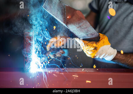 Metal worker ist Schweißen von Metallen mit Schutz von ihm Selbst. Stockfoto