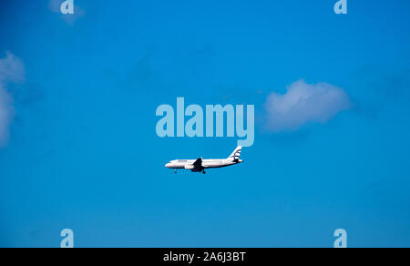 Kamari, Griechenland - 14 Juli 2019: Aegean Airlines Airbus A320-232 Registrierung SX-DVJ, Flugnummer OA 358 am Flughafen Santorini von Athen anreisen, s Stockfoto