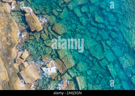 Luftaufnahme auf einem felsigen Strand und das kristallklare Meer in Antalya. Stockfoto