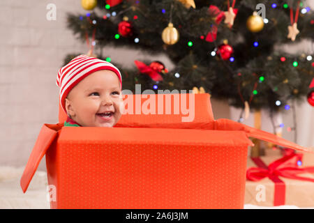 Adorable Baby lacht in großen Weihnachten Geschenkverpackung Stockfoto