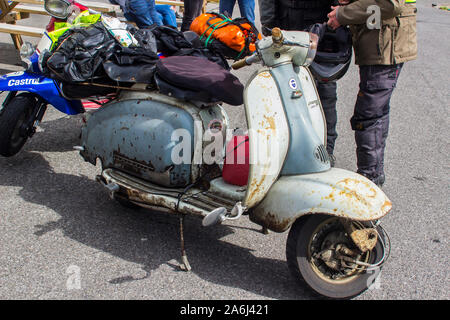 23. August 2019 einen originalen, Unrestaurierten 60er vintage Lambretta Motor Scooter mit Rost im Küstenort Mullaghmore im County Donegal gesehen, Stockfoto