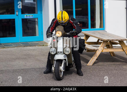 23. August 2019 einen originalen, Unrestaurierten 60er Serie 225 vintage Lambretta Motor Scooter im Küstenort Mullaghmore im County Donegal gesehen, Stockfoto