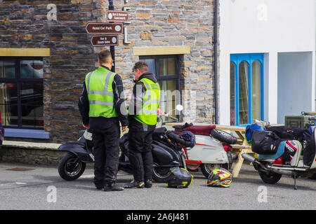 23. August 2019 Unrestauriert 60er vintage Lambretta Motorroller und Club Reiter im Küstenort Mullaghmore im County Donegal, irelan gesehen Stockfoto