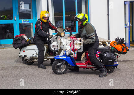 23. August 2019 Unrestauriert 60er vintage Lambretta Motorroller und Club Reiter im Küstenort Mullaghmore im County Donegal, irelan gesehen Stockfoto