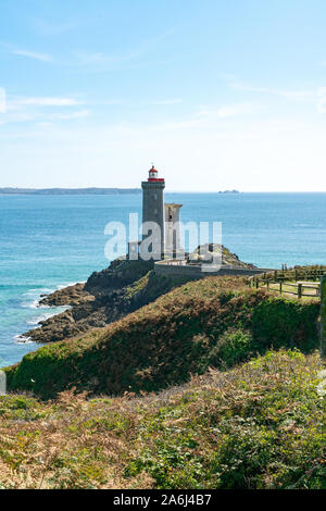 Plouzane/Finistere/Frankreich - 22. August 2019: vertikale Ansicht von Diable Leuchtturm an der bretonischen Küste Stockfoto