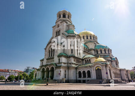 Sofia, Bulgarien - 25. Juni 2019: St. Alexander Nevski Kathedrale mit Touristen und Anbeter auf dem Platz an einem sonnigen Tag Stockfoto