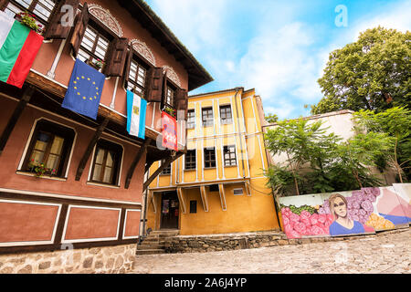 PLOVDIV, Bulgarien - 22. Juni 2019: Alte farbige Holzhäuser in Plovdiv (Bulgarien) Stockfoto