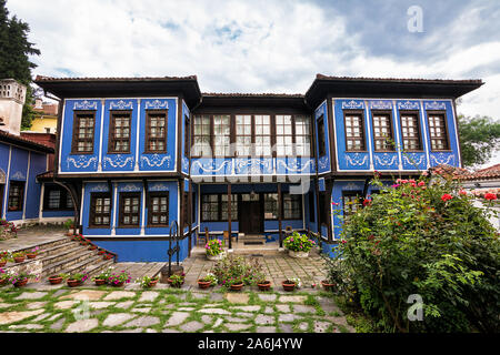 PLOVDIV, Bulgarien - 22. Juni 2019: Fassade des alten Hindliyan Holzhaus in 1834/35 gebaut in Plovdiv (Bulgarien) Stockfoto