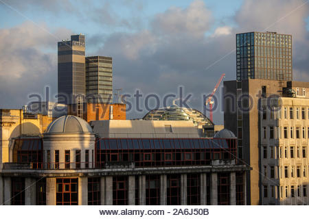 Manchester, Großbritannien. 27 Okt, 2019. Einen wunderschönen Sonnenaufgang über Manchester heute Morgen als das Wetter sonniger und kälter in den nächsten Tagen dreht, Credit: Clearpix/Alamy leben Nachrichten Stockfoto