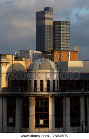 Manchester, Großbritannien. 27 Okt, 2019. Einen wunderschönen Sonnenaufgang über Manchester heute Morgen als das Wetter sonniger und kälter in den nächsten Tagen dreht, Credit: Clearpix/Alamy leben Nachrichten Stockfoto