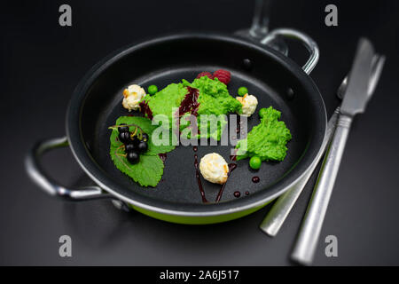 Pea mint Sorbet mit Beeren und Popcorn mit unscharfem Hintergrund. Stockfoto