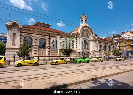 Sofia, Bulgarien - 25. Juni 2019: Fassade der Markthalle mit Taxis geparkt in Sofia (Bulgarien) Stockfoto