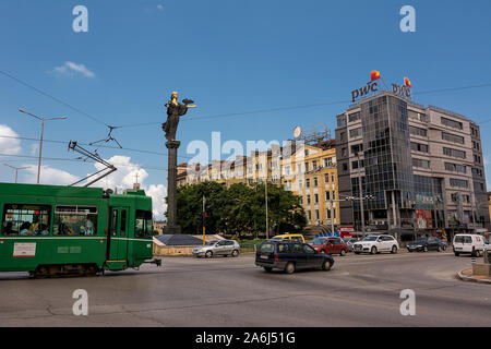 Sofia, Bulgarien - 25. Juni 2019: Kreuzung und Verkehr im Zentrum von Sofia mit der Statue der Heiligen Sophia, Symbol der Weisheit und Beschützer der S Stockfoto