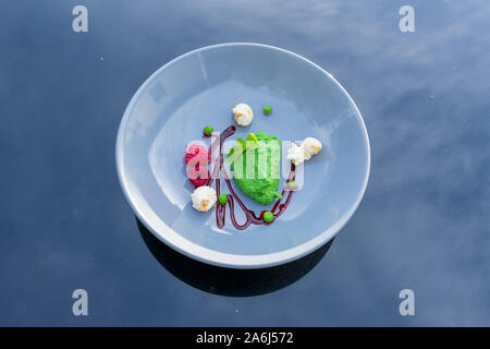 Pea und Mint Sorbet mit Himbeeren und Popcorn. Ansicht von oben Stockfoto