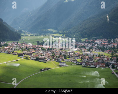 Luftbild des Dorfes von Pfunds vom Vogeltenne Aussichtspunkt im oberen Inntal, Tirol, Österreich Stockfoto