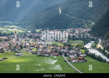 Luftbild des Dorfes von Pfunds vom Vogeltenne Aussichtspunkt im oberen Inntal, Tirol, Österreich Stockfoto