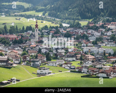 Luftbild des Dorfes von Pfunds vom Vogeltenne Aussichtspunkt im oberen Inntal, Tirol, Österreich Stockfoto