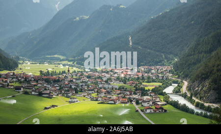 Luftbild des Dorfes von Pfunds vom Vogeltenne Aussichtspunkt im oberen Inntal, Tirol, Österreich Stockfoto