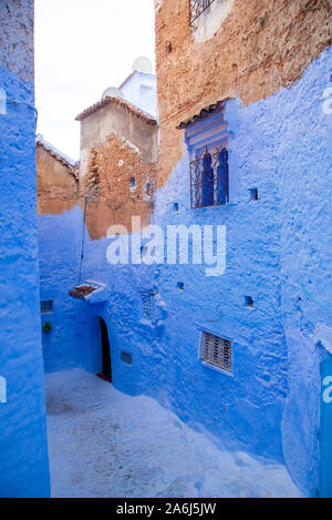 Berühmten blauen Straßen und Häuser in Tanger in Marokko Stockfoto