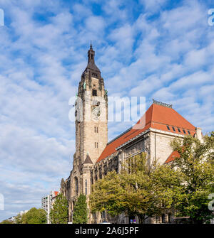 Das schöne Rathaus Charlottenburg in Berlin, Deutschland, gegen ein Dramatischer Himmel Stockfoto