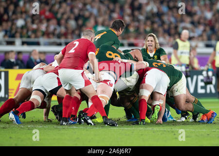 Yokohama, Japan. 27 Okt, 2019. Scrum während des Rugby World Cup Halbfinale zwischen Wales und Südafrika in der Präfektur Kanagawa, Japan, am 27. Oktober, 2019 Quelle: Europäische Sport Fotografische Agentur/Alamy leben Nachrichten Stockfoto